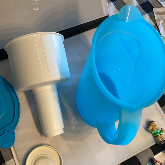 Tupperware Blue Pitcher gallons impressions - Picture 6 of 7